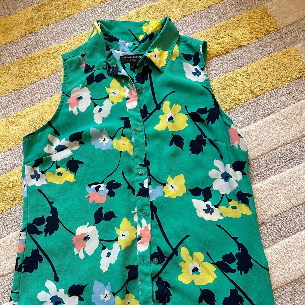 Banana Republic sleeveless shirt green print size small
